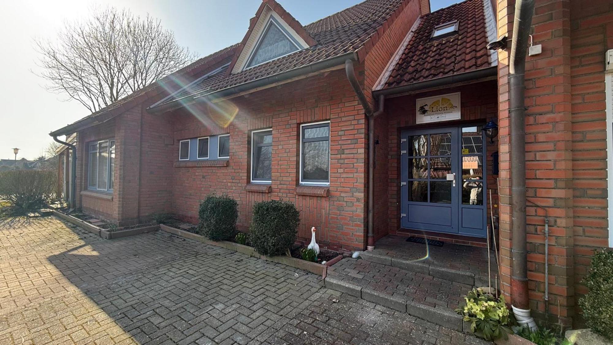 Pension Restaurant Pizzeria Lion Krummhörn Eksteriør bilde
