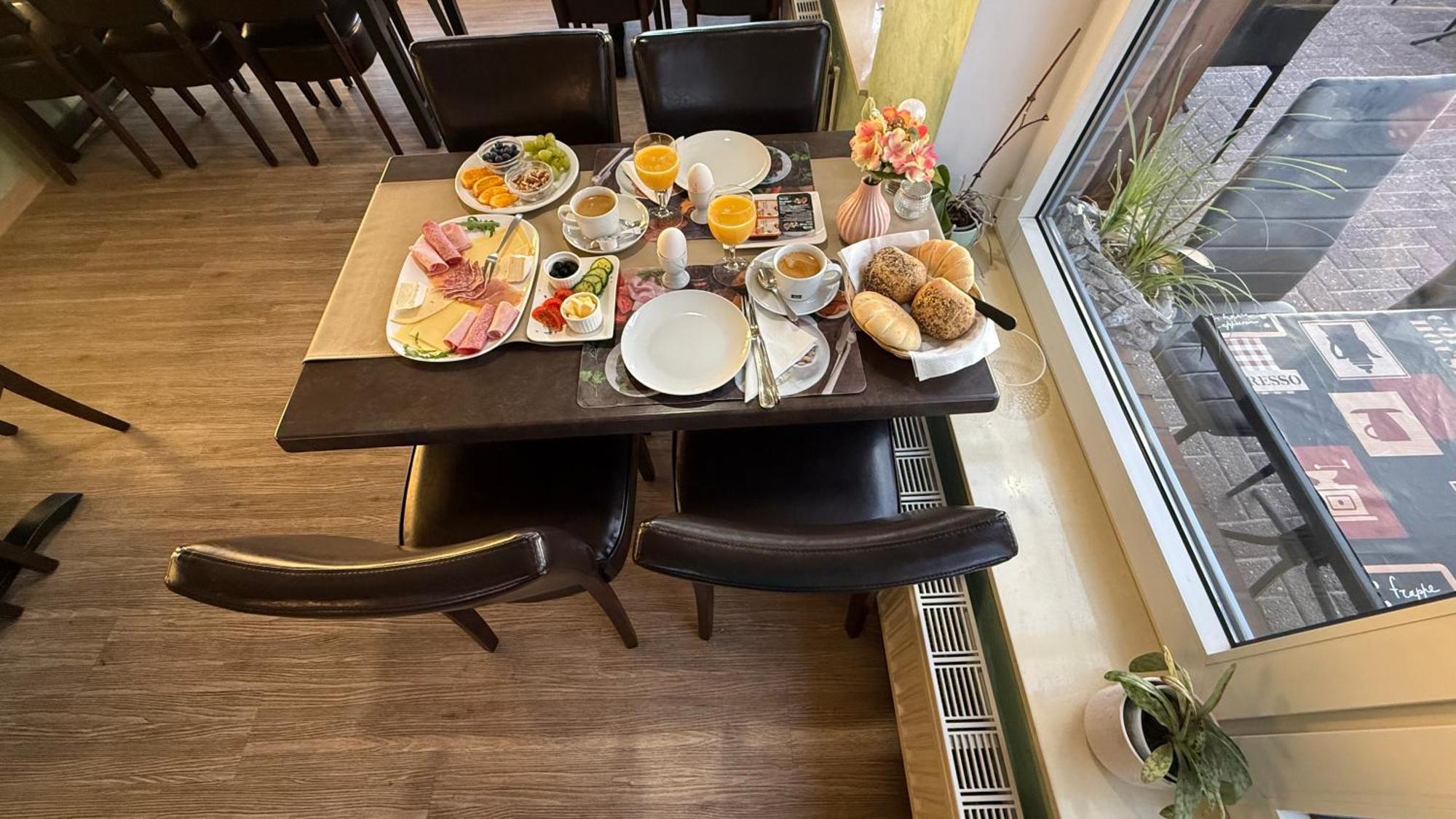 Pension Restaurant Pizzeria Lion Krummhörn Eksteriør bilde